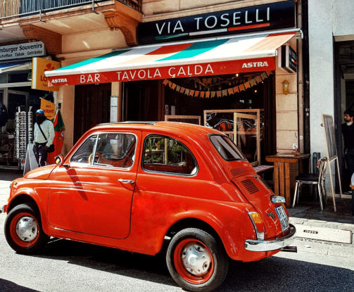 Fiat 500 vor Italienischen Restaurant im Portugiesenviertel