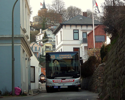 Linenbus im Treppenviertel Blankenese